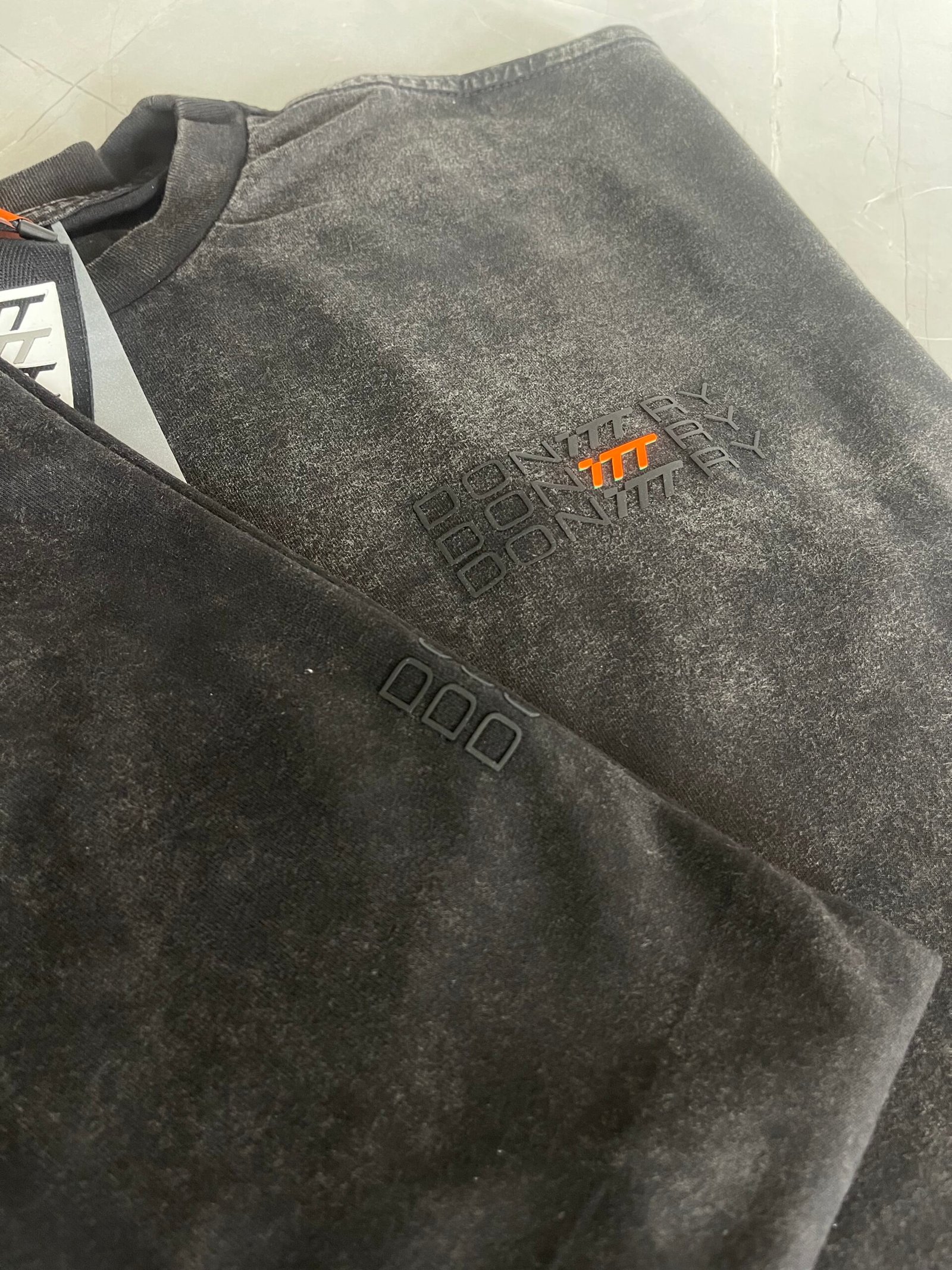 Camiseta oversize color negro lavado, logo frontal en alta densidad color negro/blanco 3TS - Imagen 4