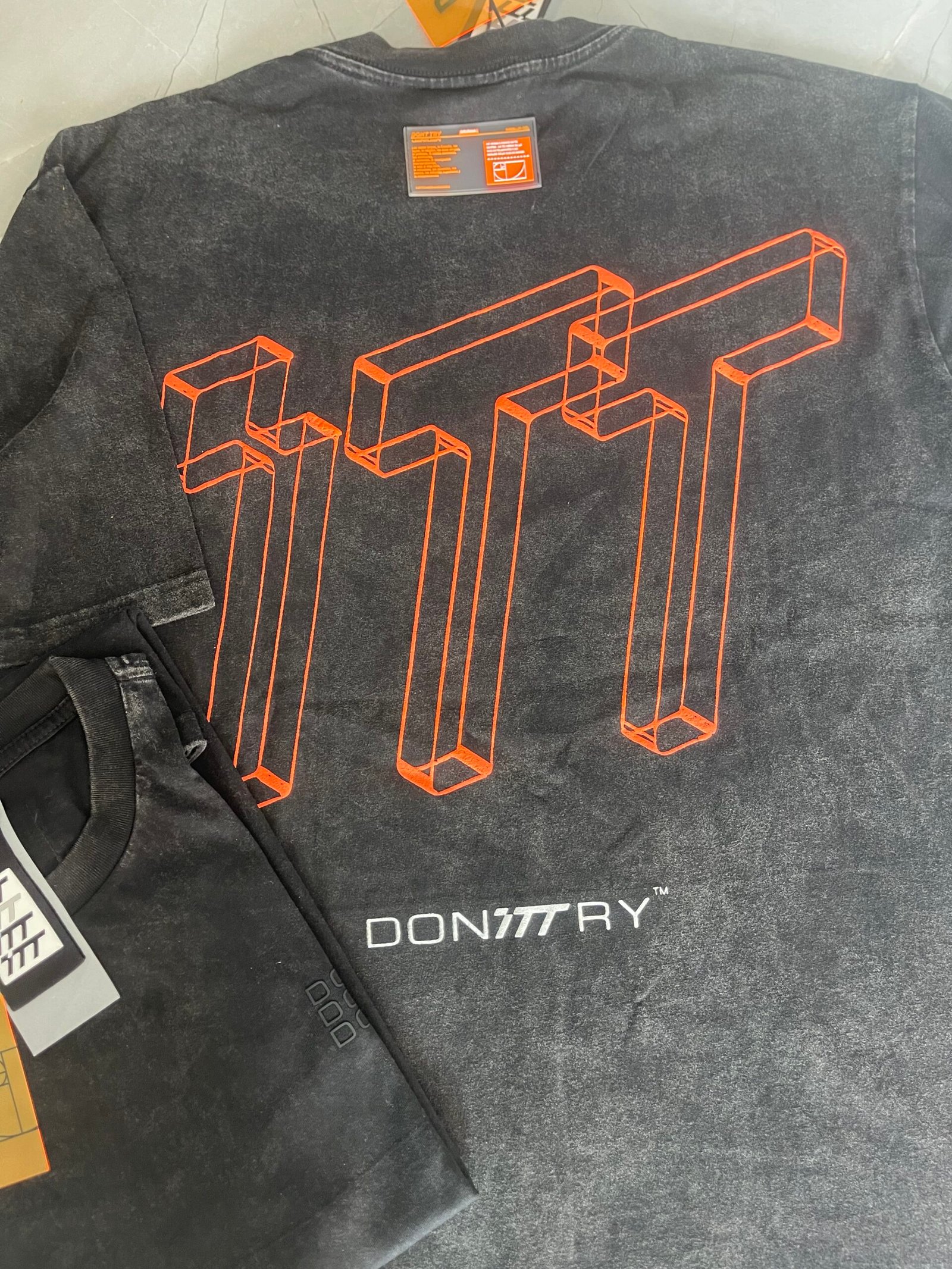 Camiseta oversize color negro lavado, logo frontal en alta densidad color negro/blanco 3TS - Imagen 6