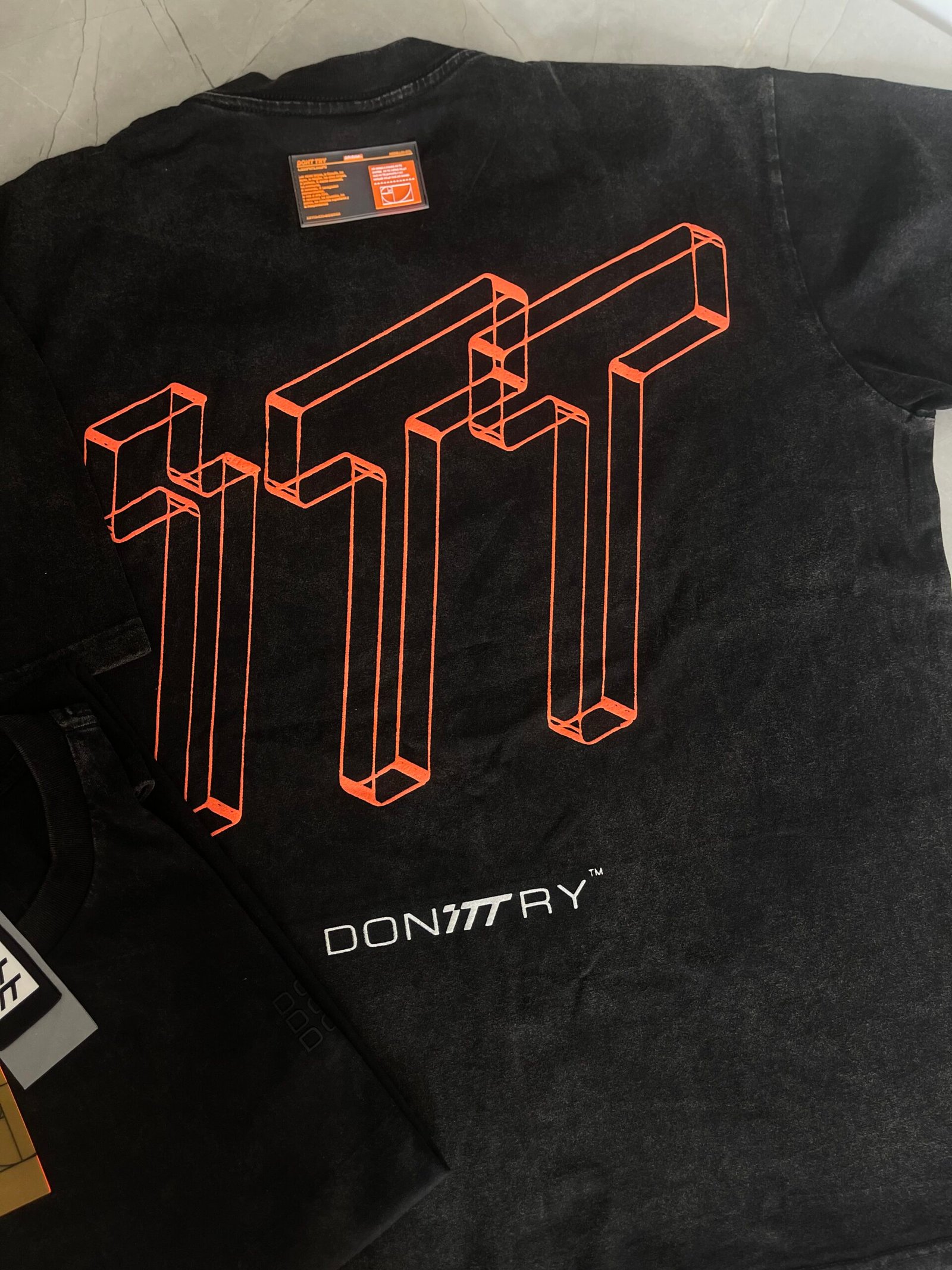 Camiseta oversize color negro lavado, logo frontal en alta densidad color negro/blanco 3TS - Imagen 7