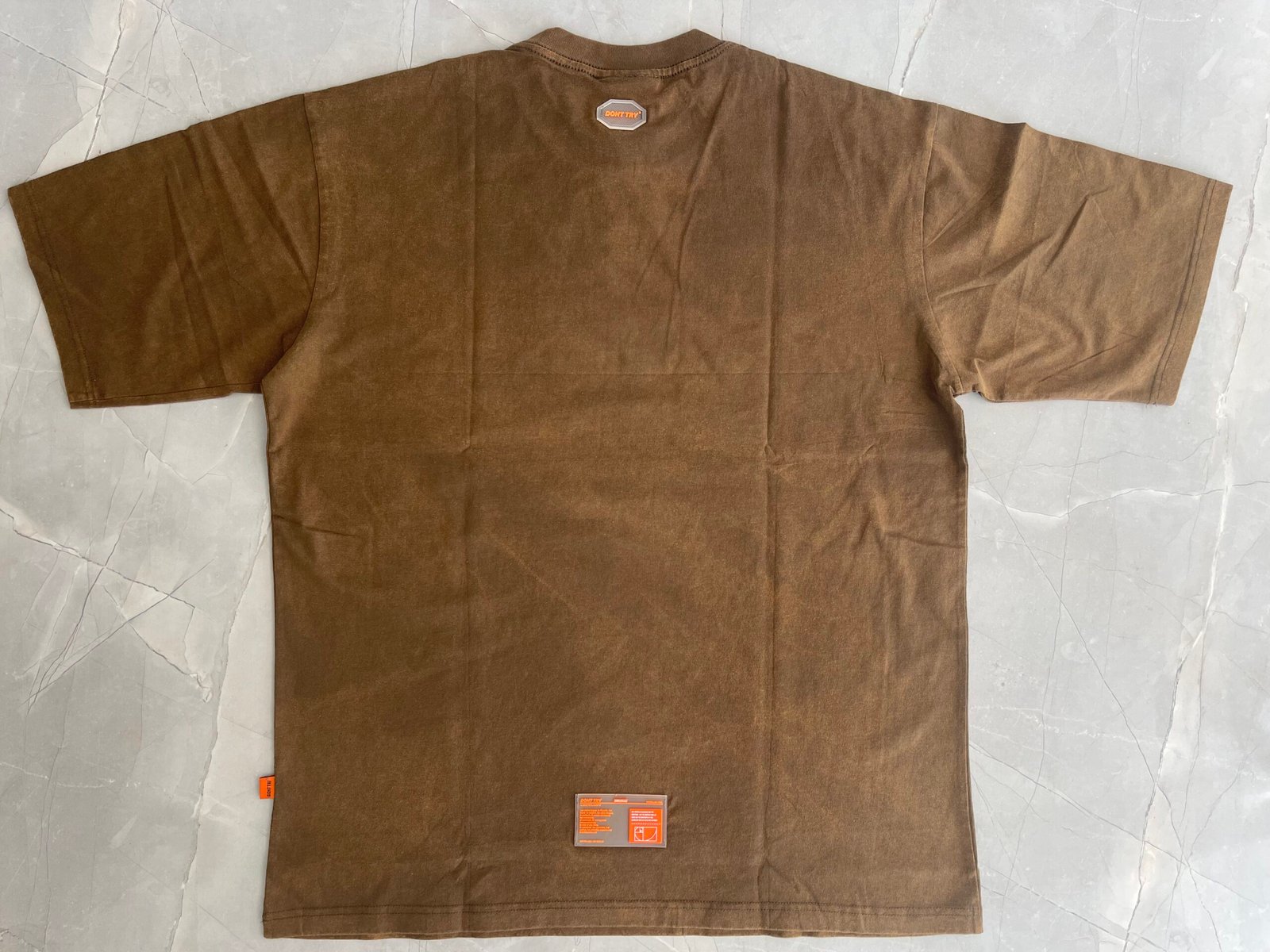 Camiseta Basic cafe / blanco oversize - Imagen 4